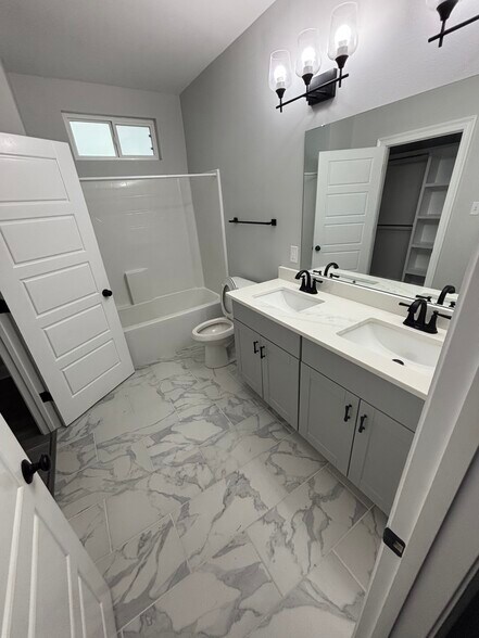 Master Bathroom - 1941 Casa Calvo St