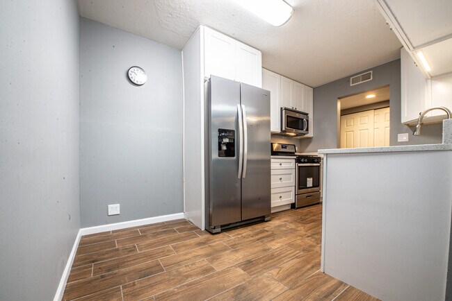 Building Photo - 5101 Carriage Way Dr