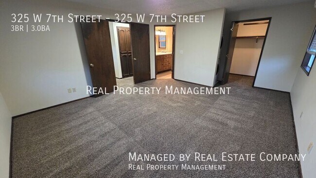 Building Photo - 325 W 7th St