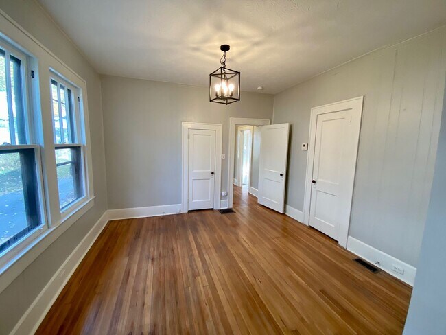 Building Photo - 40 Larchmont Rd