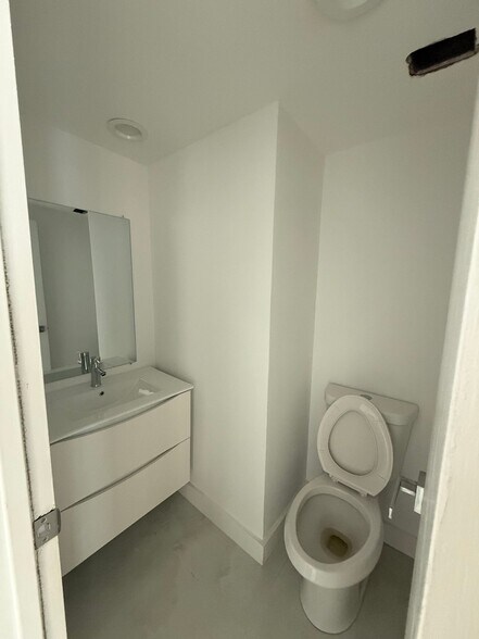 Building Photo - 10185 Collins Ave