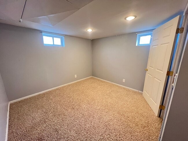 Building Photo - Spacious 4 Bedroom, 2 Bathroom Home on the...