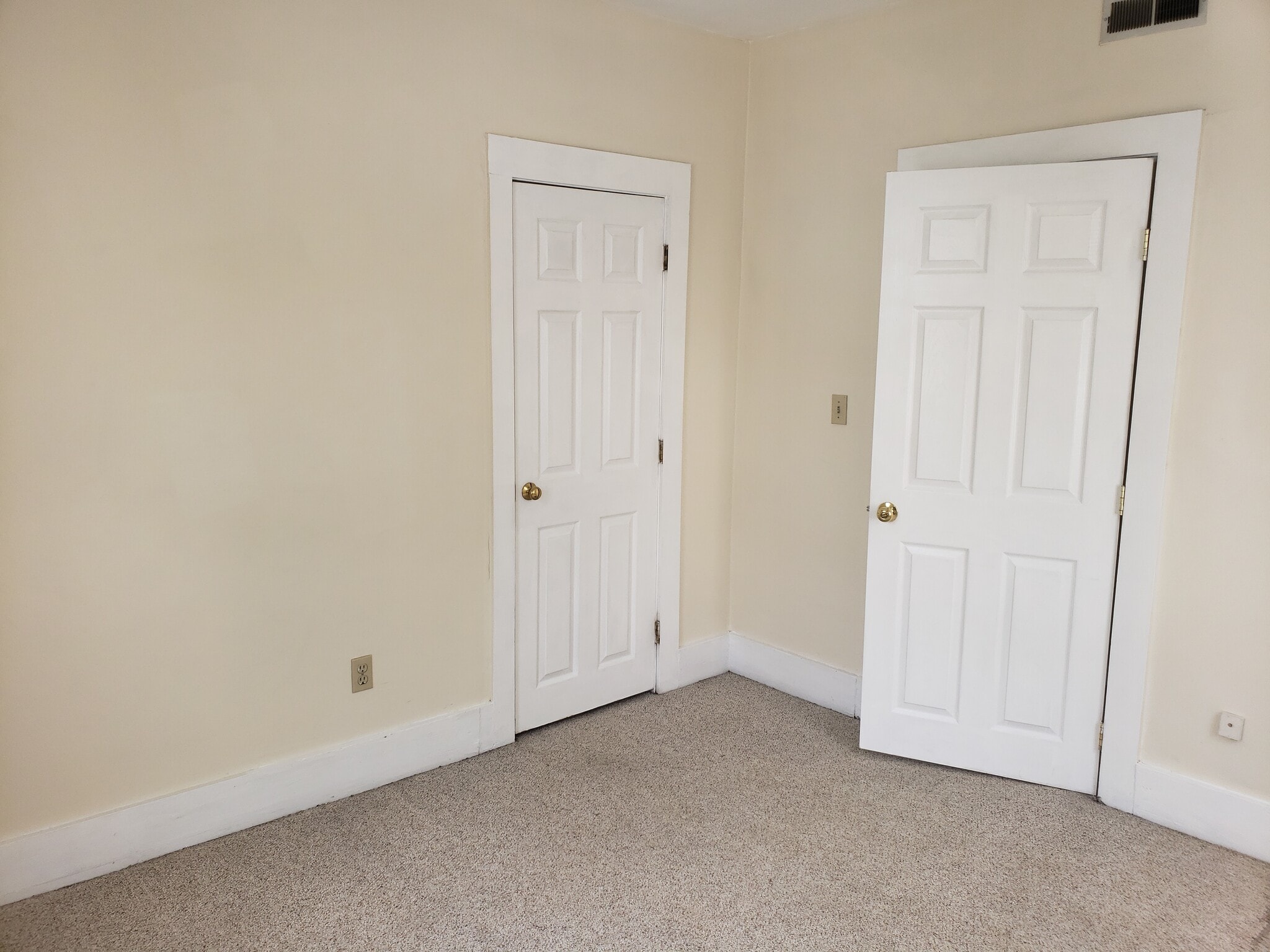#1 bedroom - 100 Snow St