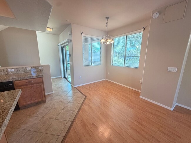 Building Photo - End Unit 2 bed/2.5 bath Town Home Ready 4 Move In!