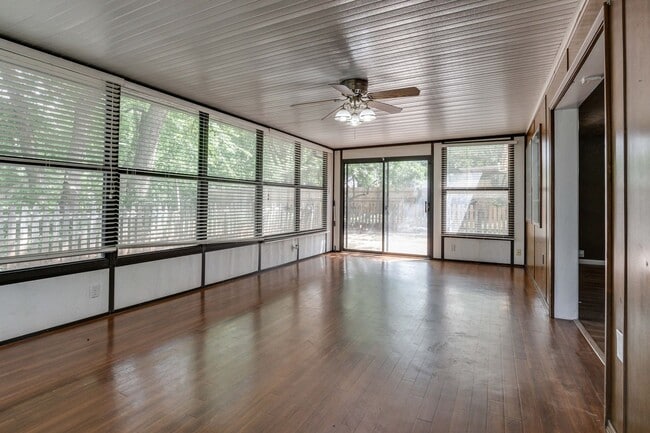 Building Photo - Spacious mid-century ranch home in Clegern
