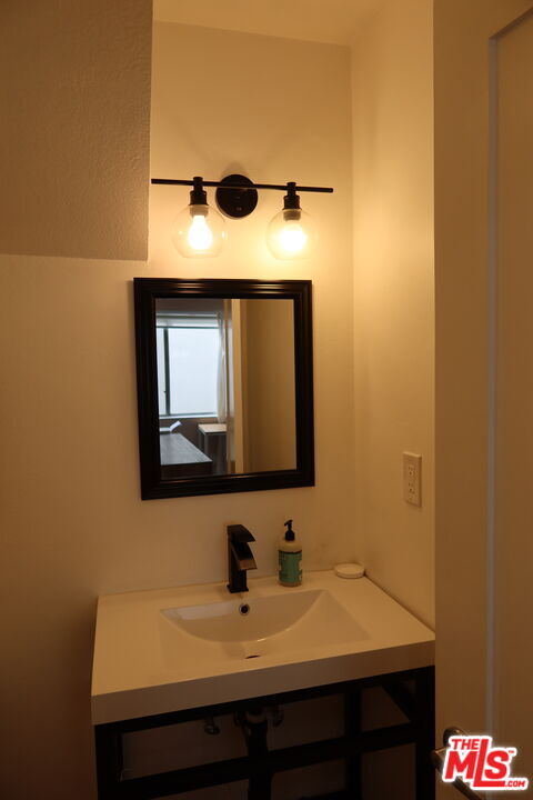 Building Photo - 944 Palm Ave