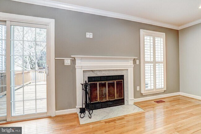 Building Photo - 41 Battersea Bridge Ct