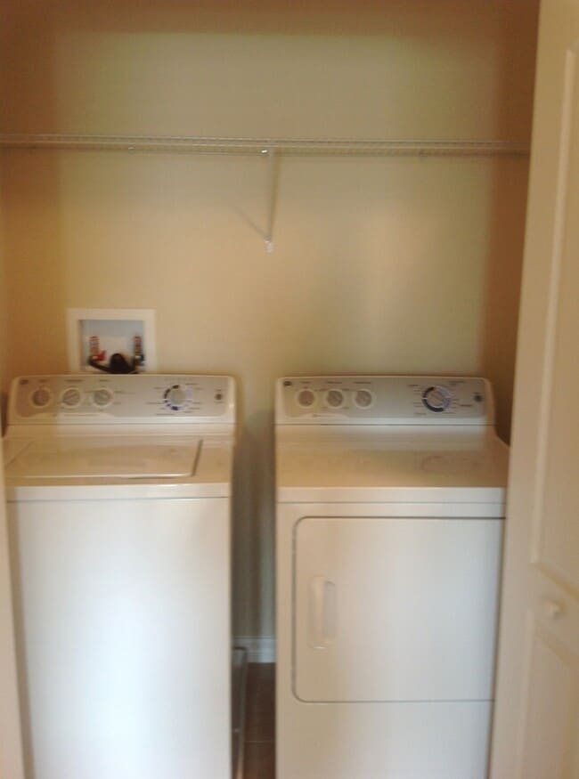 Building Photo - 3/2.5 Two-Story Townhouse with 1 Car Garage in Gated Community- Longwood!