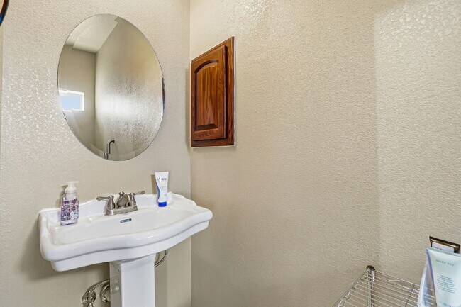 Building Photo - Corner 3 bedroom 3 bath home in Northwest El Paso