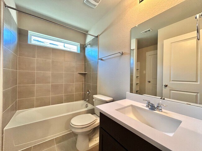 Building Photo - Charming 3 Bed / 2.5 Bath Family Home