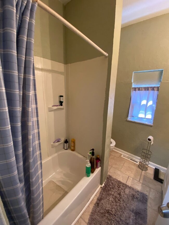 Building Photo - 405 Edgemont St