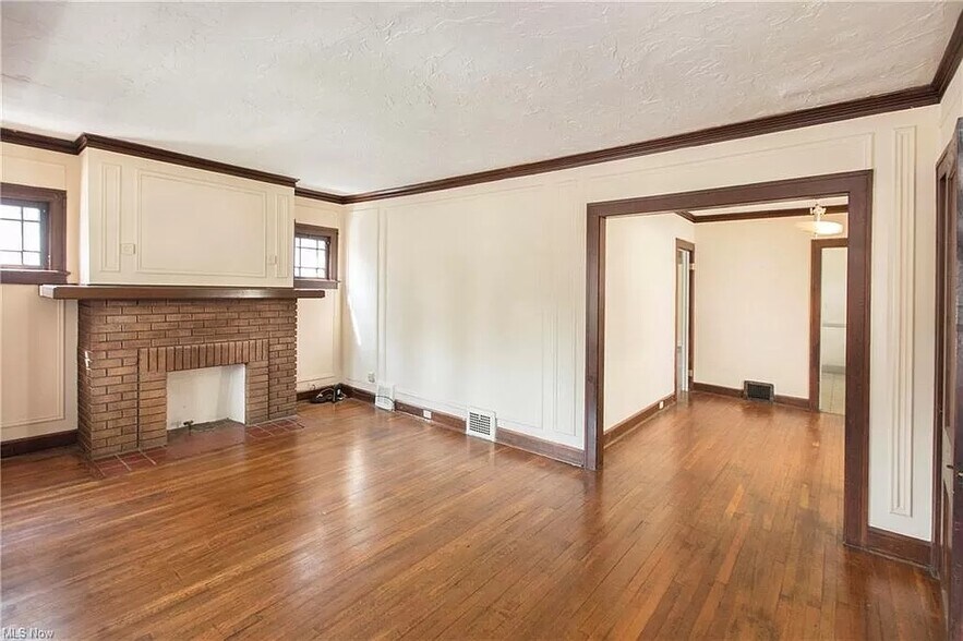 Building Photo - 2210 W 101st St