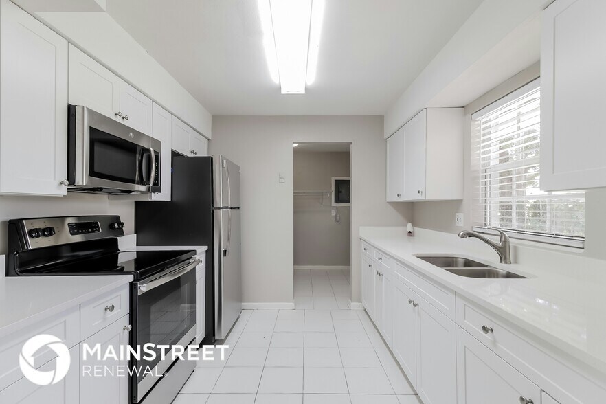 Building Photo - 8315 Calais Cir