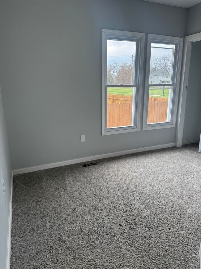 Building Photo - Fully Updated 3 Bedroom - 1 bathroom - $1,295