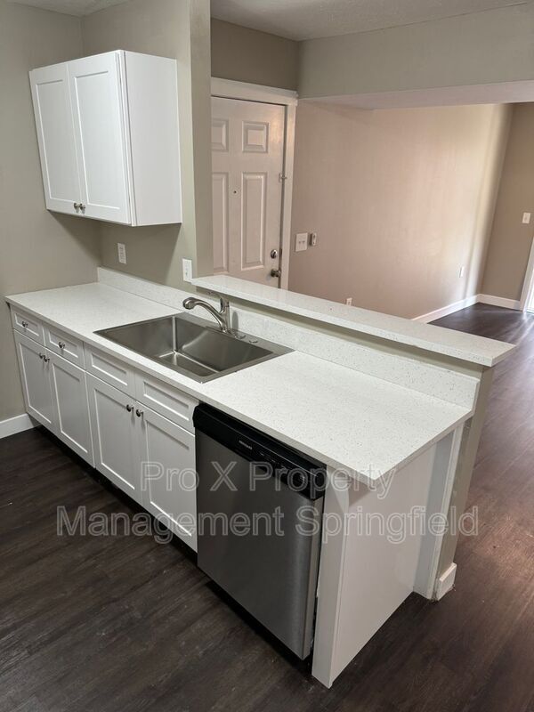 Building Photo - 2121 Southfork Dr