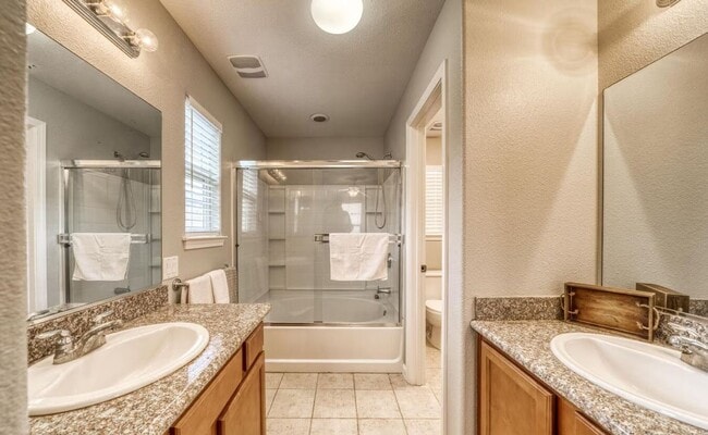 Building Photo - Beautiful 3 Bedroom / 2.5 Bath Two Story Home