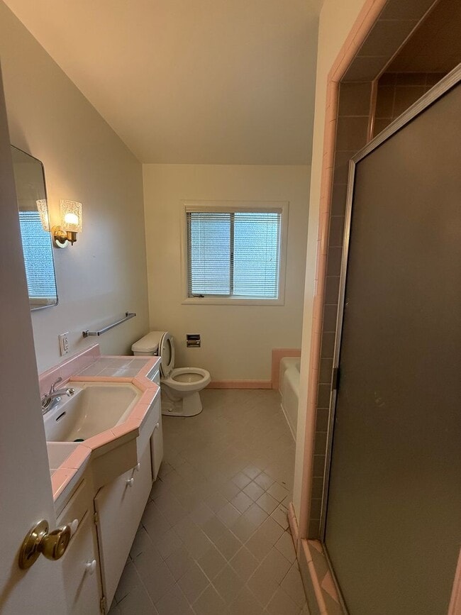 Building Photo - Spacious 3 bed 2 bath home available now!