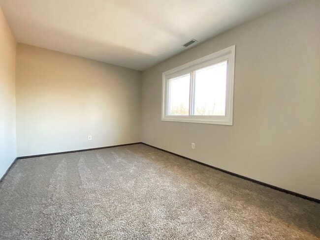 Building Photo - 2 Bedroom Townhome