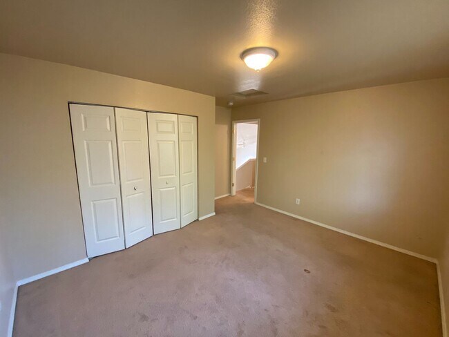 Building Photo - 4 Bed 2 Ba Home- Walking Distance to Emily Dickinson Elementary