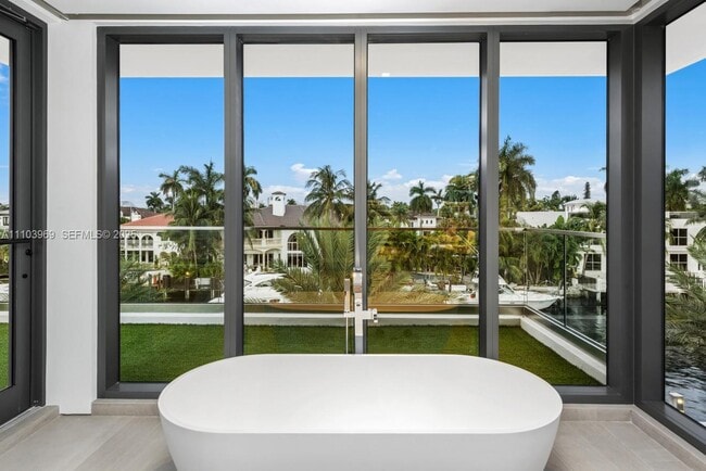 Building Photo - 440 Mola Ave