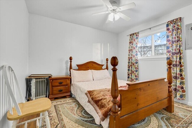 Building Photo - 1564 Moulin Ave