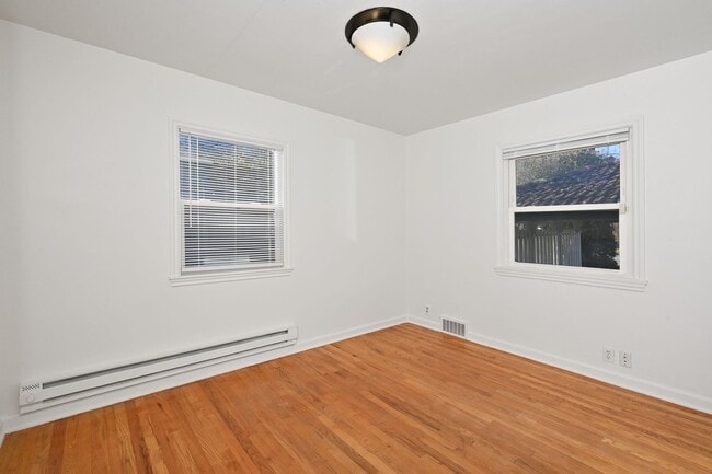 Building Photo - 3 Bedroom Home in Rainer Beach - Beautiful view over Lake Washington