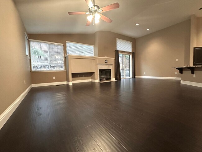 Building Photo - Gorgeous 4 Bed, 2 Bath in Shadow Lakes with SOLAR!