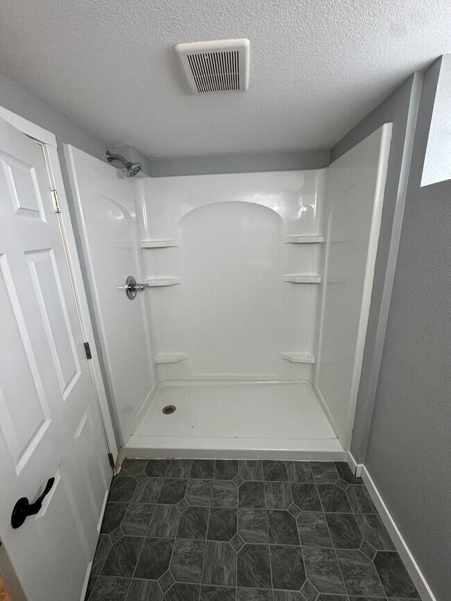 Building Photo - Main level house available for rent