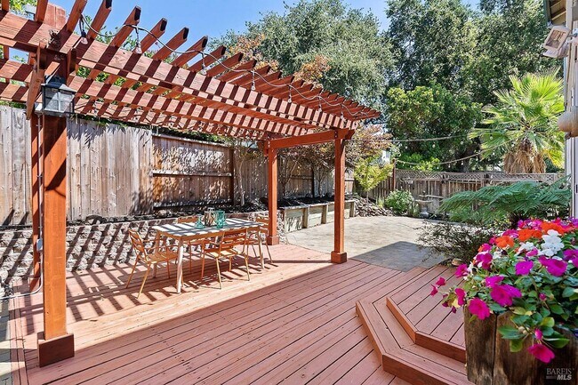 Building Photo - Two Level Home in Windsor with 4 Bedroom and 3 full Bath