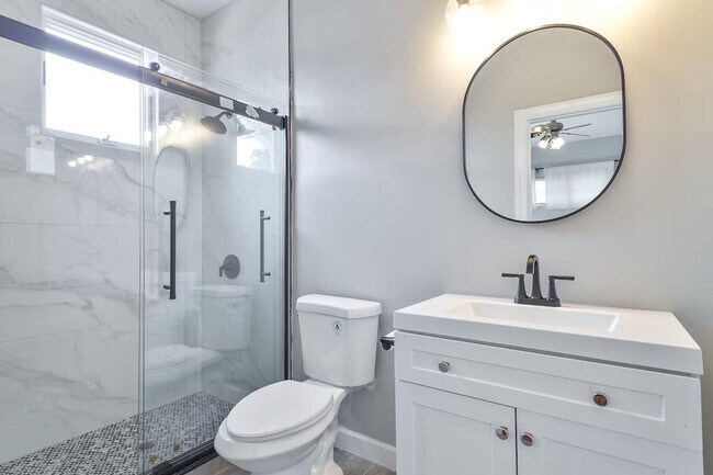 Building Photo - 2214 W Barry Ave