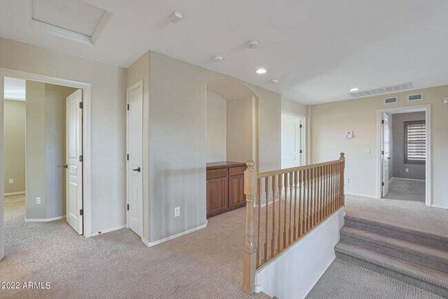 Building Photo - Beautiful 5 bedroom w/pool!