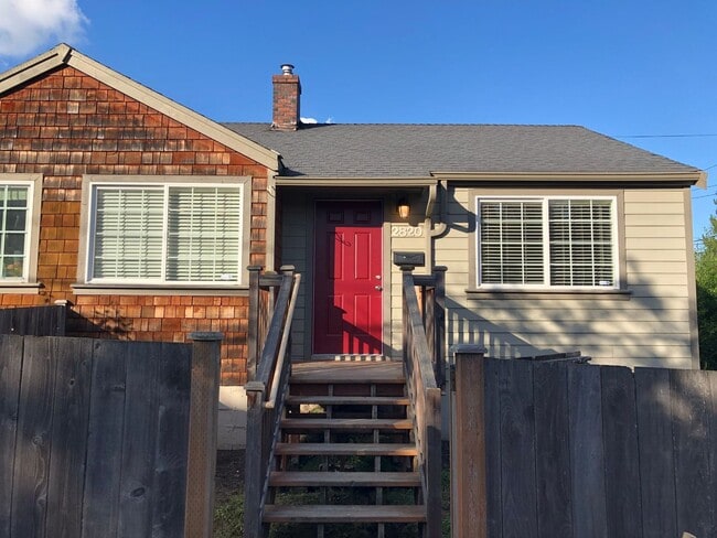 Building Photo - Great unit available in duplex!