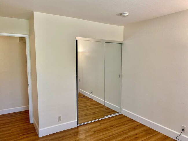 Building Photo - Private, Comfortable Downstairs Condo