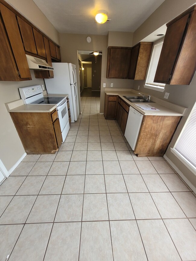 Building Photo - 2 bed 2 bath duplex unit