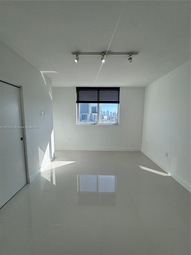 Building Photo - 1861 NW S River Dr