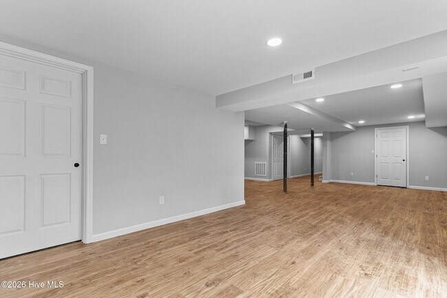 Building Photo - 450 Crestview Rd