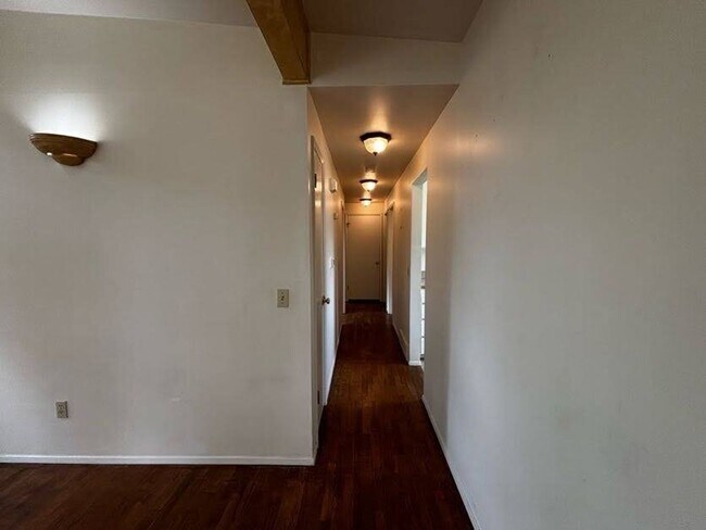 Building Photo - Charming 3-Bedroom Rambler with Spacious Yard & Convenient Location