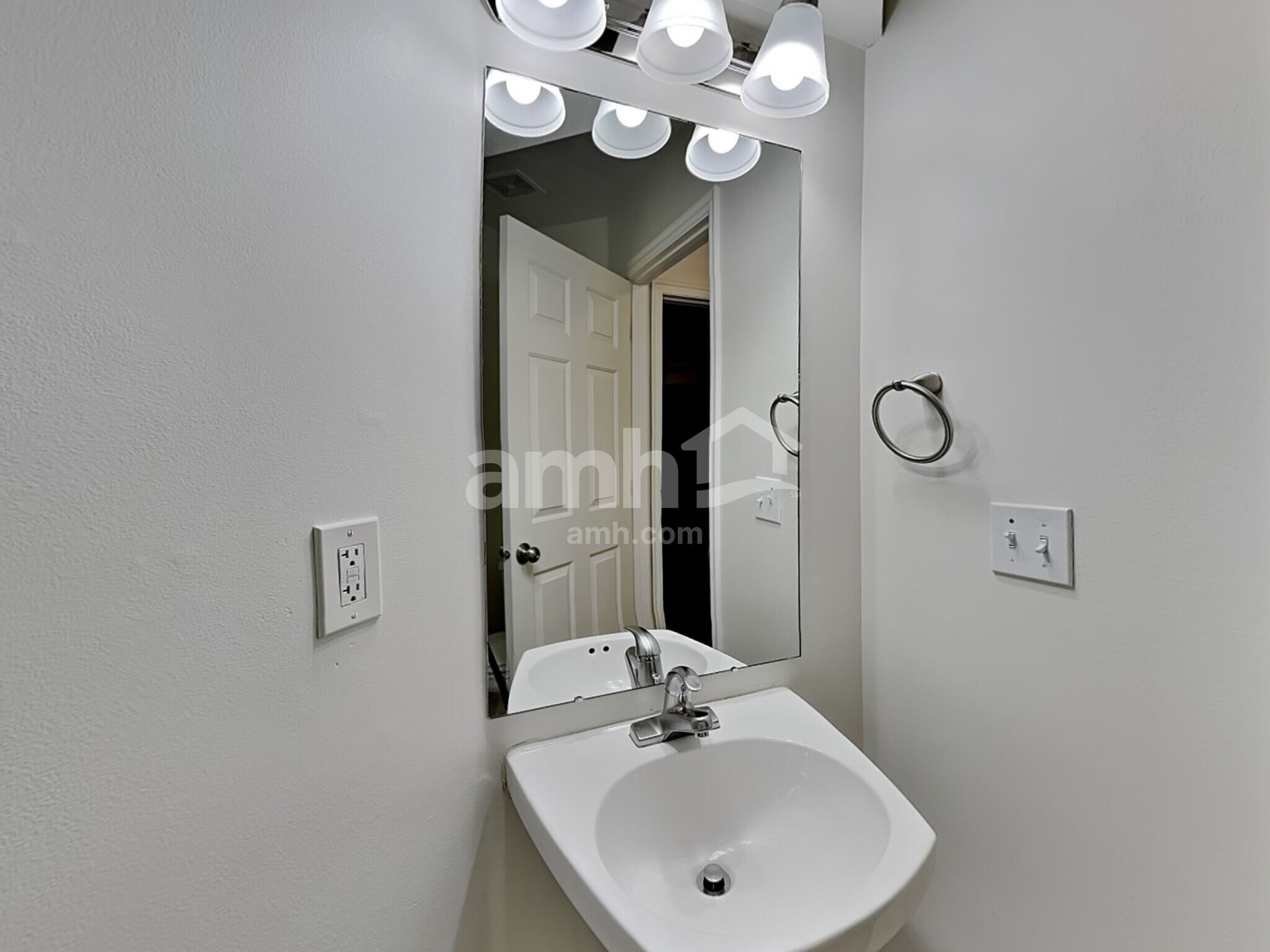 Building Photo - 6828 Denby Dale Rd