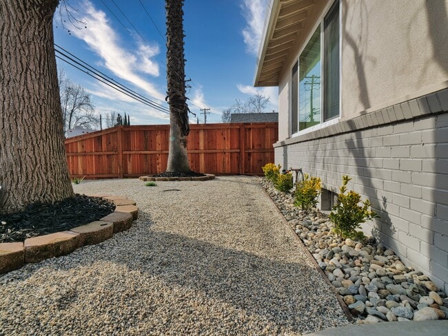 Building Photo - 308 6th St