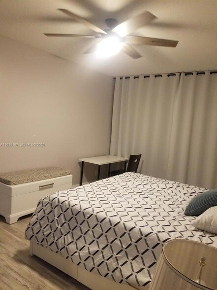 Building Photo - 2500 Parkview Dr