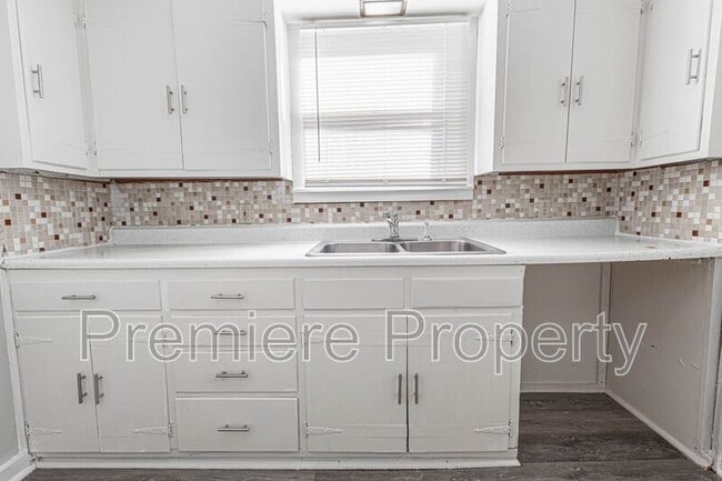 Building Photo - 2315 S Hawthorne Ave