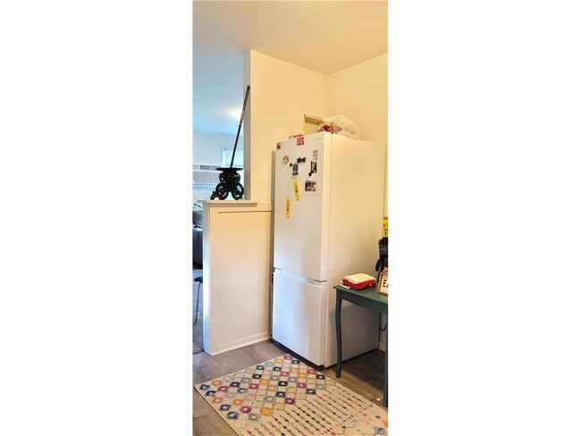 Building Photo - 2335 Hemlock Ln N