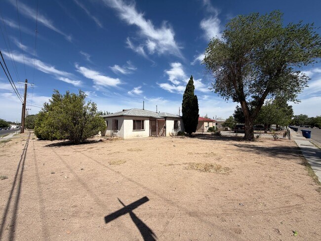 Building Photo - 2 Bedroom Single Story Home Available Near San Mateo Blvd NE & Constitution Ave NE!