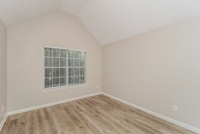 Building Photo - 550 Gardinia Dr