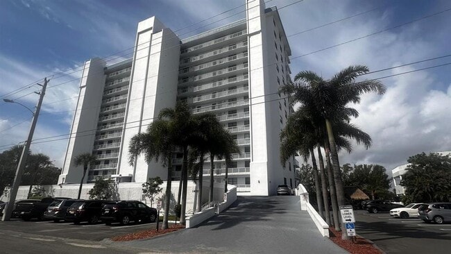 Building Photo - 1401 N Riverside Dr