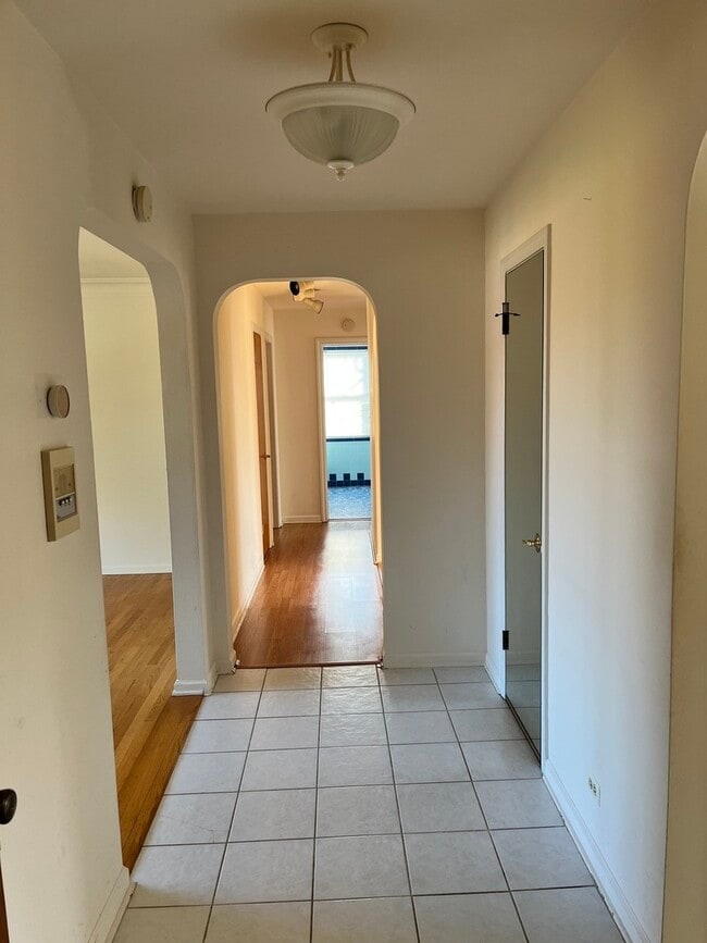 Primary Photo - 2553 W North Shore Ave