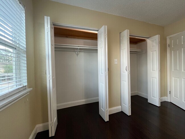 Building Photo - 6416 Bankside Dr