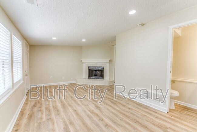 Building Photo - 1409 Dearing Rd