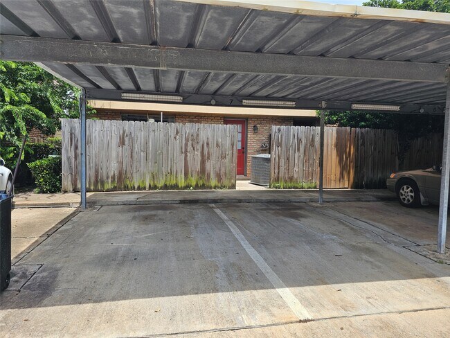 Building Photo - 3303 W Greenridge Dr