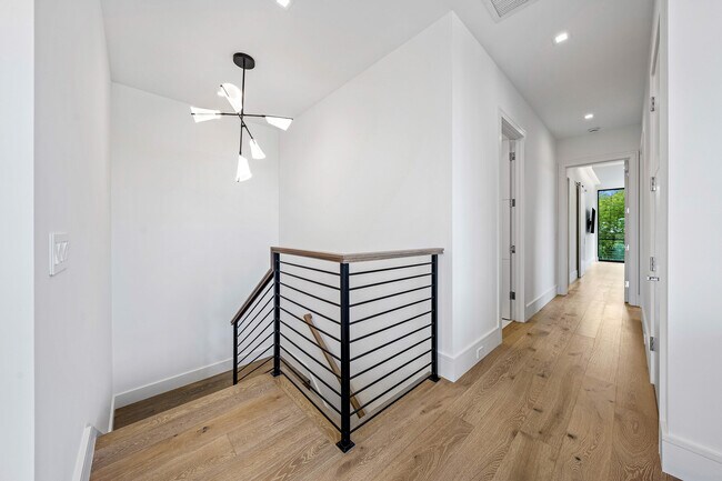 Building Photo - 320 NE Wavecrest Way